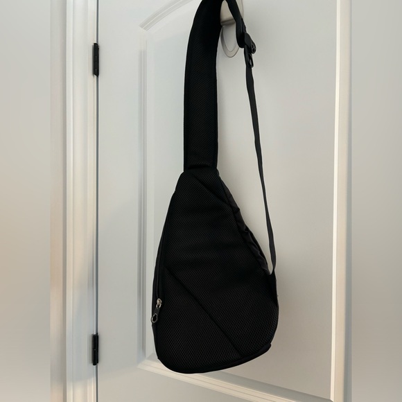 Swissgear Mini Sling Bag - Black - New without tags - Picture 3 of 7